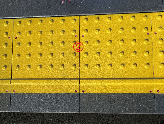 覆工板蓋への点状・線状突起配置状況